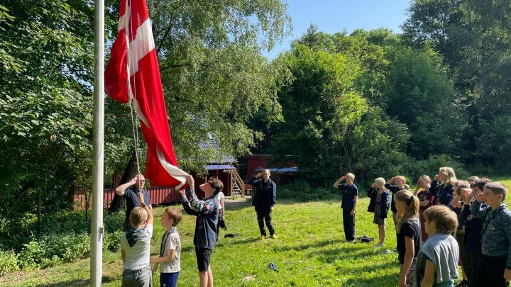 Spejdere hejser Dannebrog ved flaghejsning